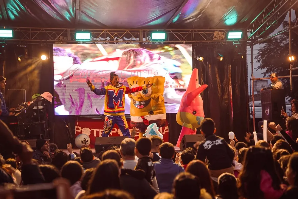 El mes de las infancias se termina, pero queremos tomarnos un minuto para dejarte un mensaje val