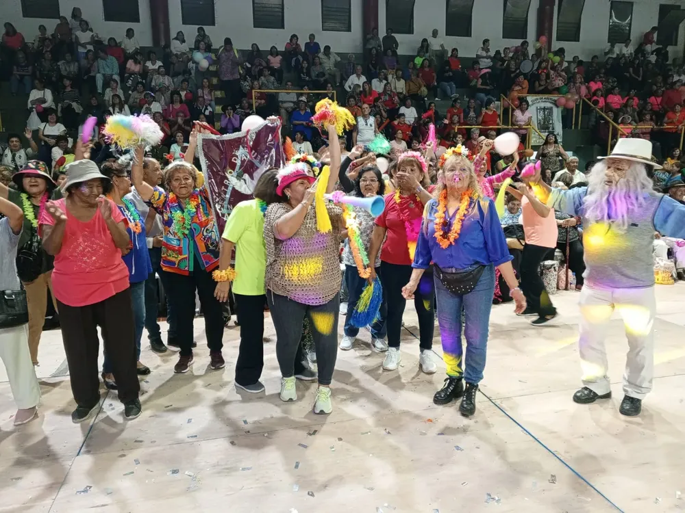 adultos-mayores-micro-estadio-delmi-1