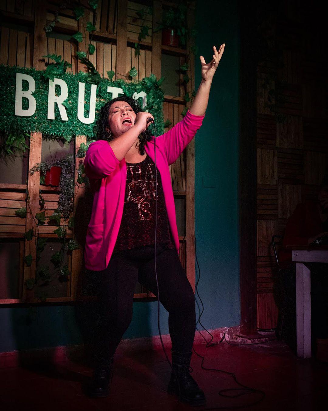 En mi mundo. Donde no duele nada y mis desgracias valen oro. Foto hermosa que me sacó el genio de @matiasmaiztegui cuando nos fue a ver en el bar de la semana pasada.Mañana tenemos otra función, con una co