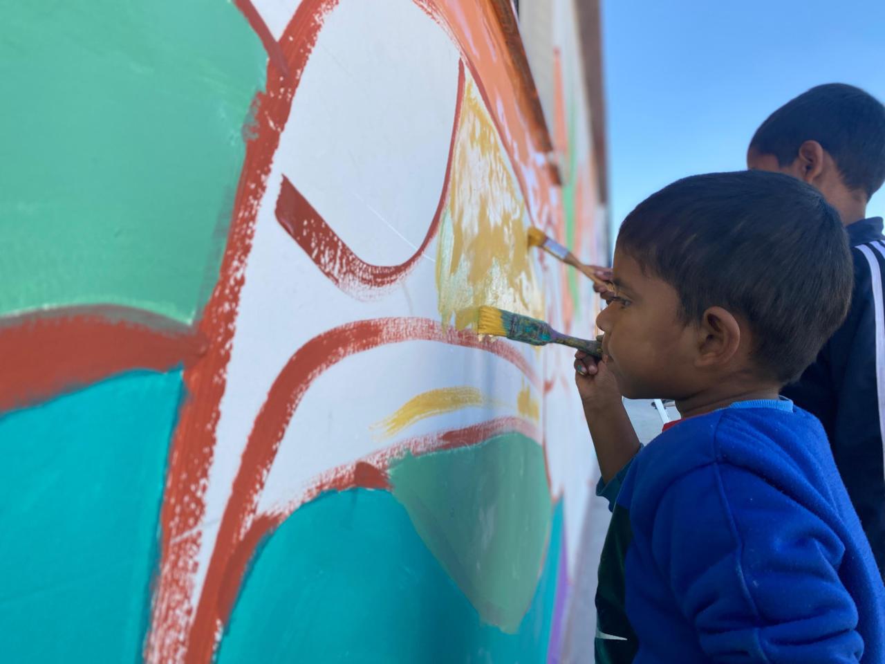 ninos-pintando