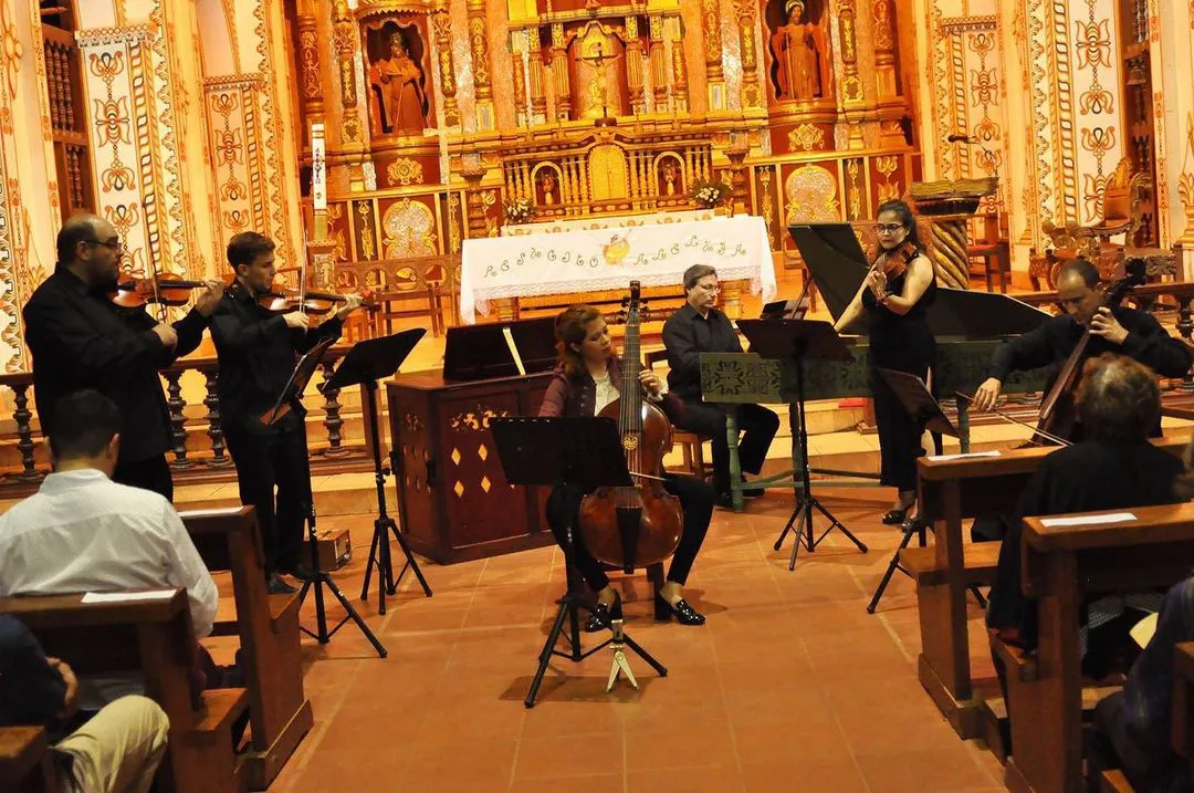 Recuerdo del XII Festival Internacional 'Misiones de Chiquitos'. Bajo la dirección de Jorge Lhez , se pudo escuchar un variado repertorio de música Europea y de las Misiones!!! Fue un concierto con mucho c