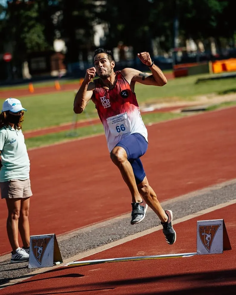 El talento que me faltó, lo compense con horas y horas de trabajo.Porque si algo me sobra es ACTITUD Y MOTIVACIÓN! VAMOS DE NUEVO!#pic #training #trackandfield #attitude #motivation #purpose #enjoy #jump