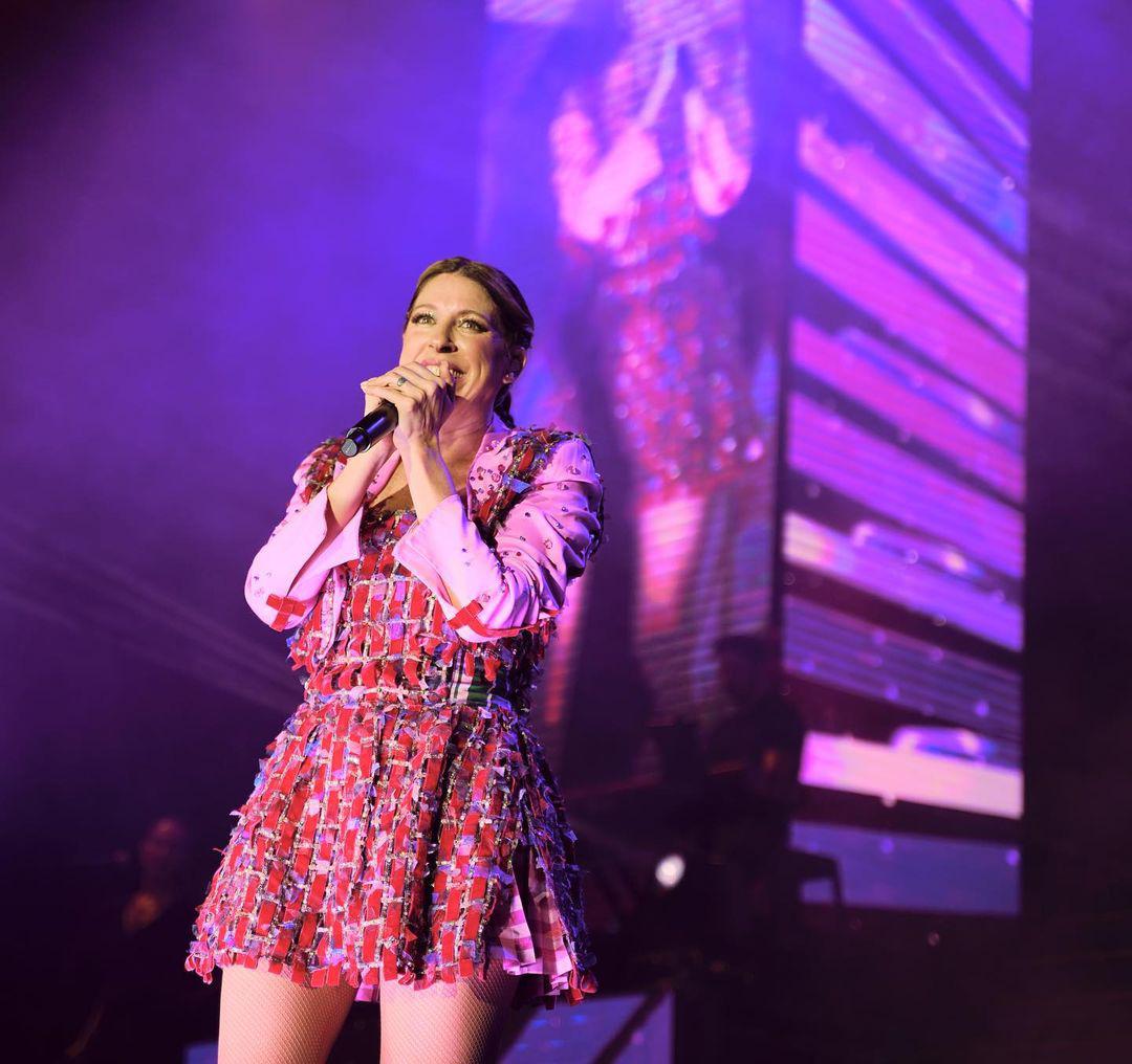 Que noche más linda y emotiva la que vivimos en Uruguay todos lagrimeamos o solo yo Muchas gracias x acercarse con tanto amor! Tantas ganas de cantar, tanto cariño!!! También a todos los que vienen de diferentes