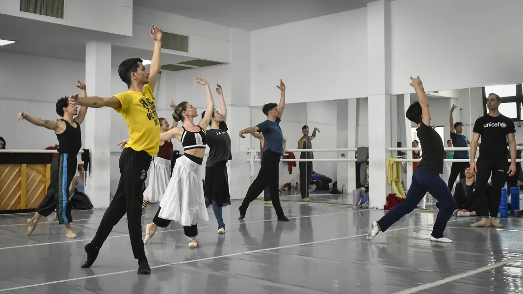 18612-ballet-clasico-y-musica-en-vivo-el-lago-de-los-cisnes-se-presenta-en-el-teatro-provincial