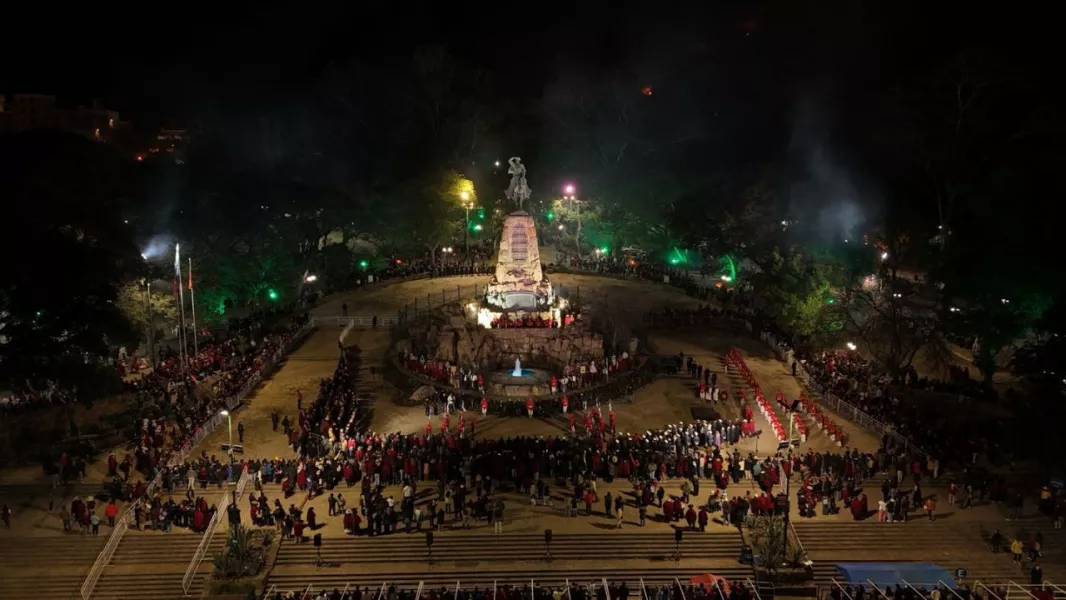 23663-salta-honro-a-guemes-en-la-tradicional-guardia-bajo-las-estrellas-encabezada-por-saenz-20260617043156