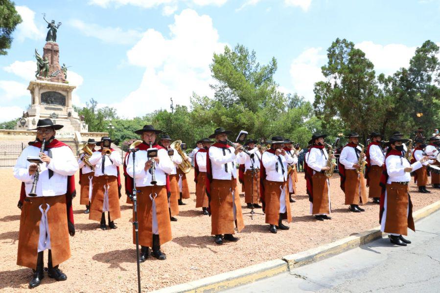 80747-el-paso-de-los-gauchos-durante-el-desfile-por-la-batalla-de-salta-fue-acompaniado-por-banda-de-musica-de-la-policia-de-salta