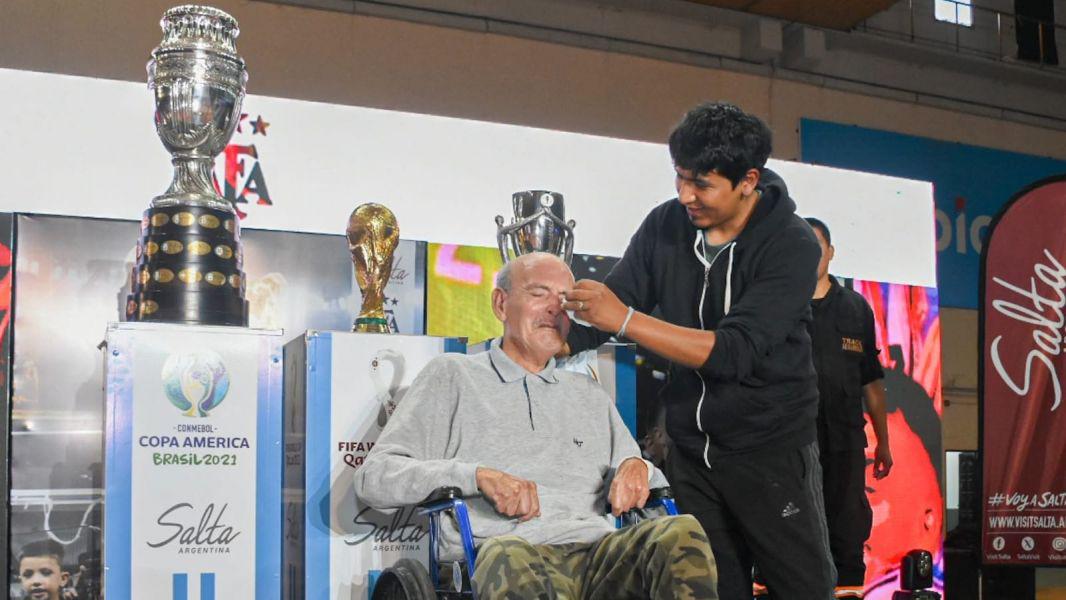 6488-miles-de-saltenios-obtuvieron-su-foto-con-la-copa-del-mundo