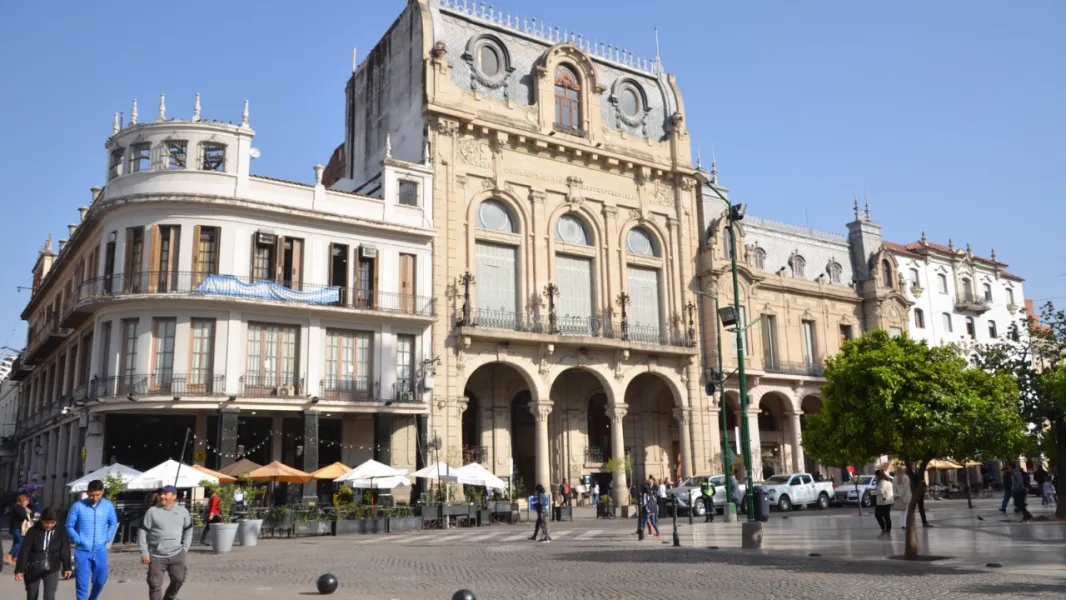 98014-se-inaugura-la-muestra-jovenes-artistas-saltenios-en-el-centro-cultural-america