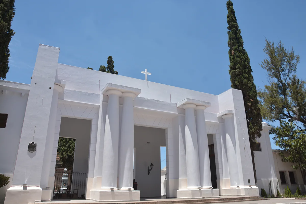 Cementerio-de-la-Santa-Cruz-Dia-de-los-Santos-Difuntos-1-2-jpg