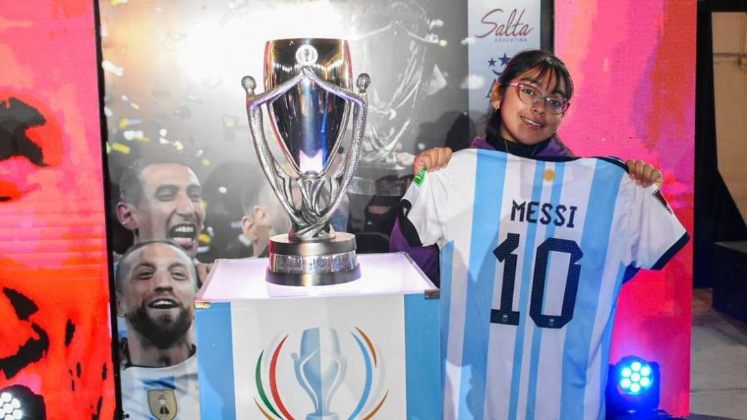 6490-miles-de-saltenios-obtuvieron-su-foto-con-la-copa-del-mundo