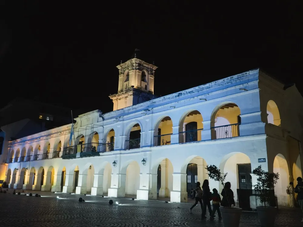 iluminacion-cabildo-homenaje-papa-francisco-3-jpg
