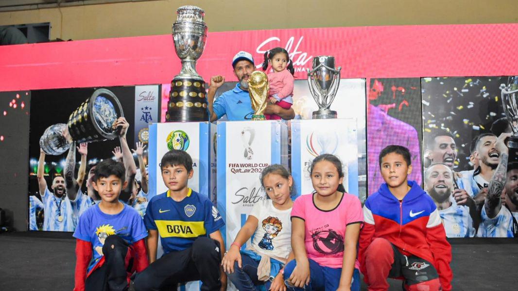 6487-miles-de-saltenios-obtuvieron-su-foto-con-la-copa-del-mundo
