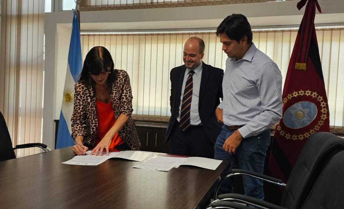 firma_convenio_carolina_pineda