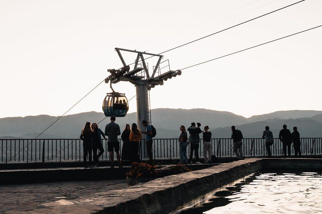 En estás vacaciones separemos juntos   Tanto en la cima del Cerro San Bernardo, cómo en la base vas a encontrar cestos para la recolección de residuos diferenciada. ¡Gracias por ser parte de un futuro mejo