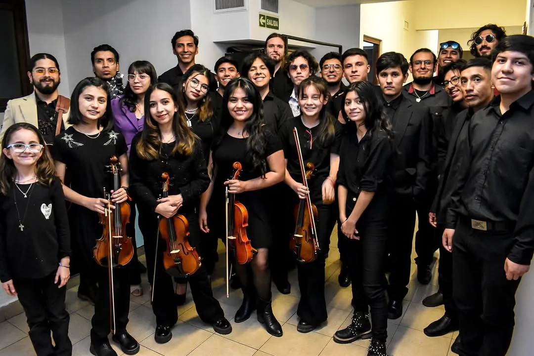 Revivimos lo que fue nuestro concierto homenaje a “The Beatles” junto al coro y muchísimos artistas talentosos en escena Esten atentos a nuestros proximos anuncios y no se olviden de acompañarnos en e (1)