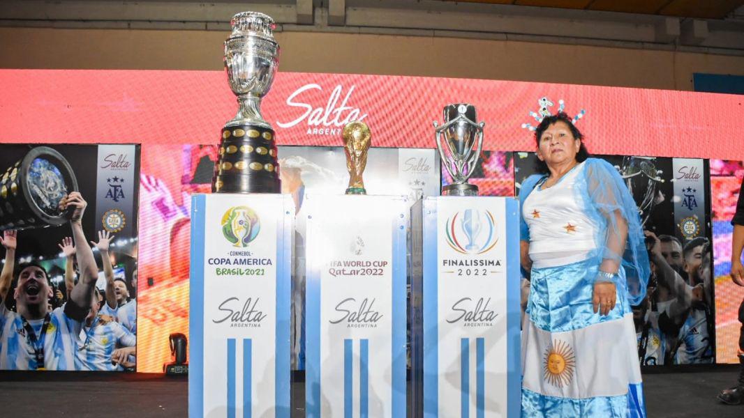 6489-miles-de-saltenios-obtuvieron-su-foto-con-la-copa-del-mundo