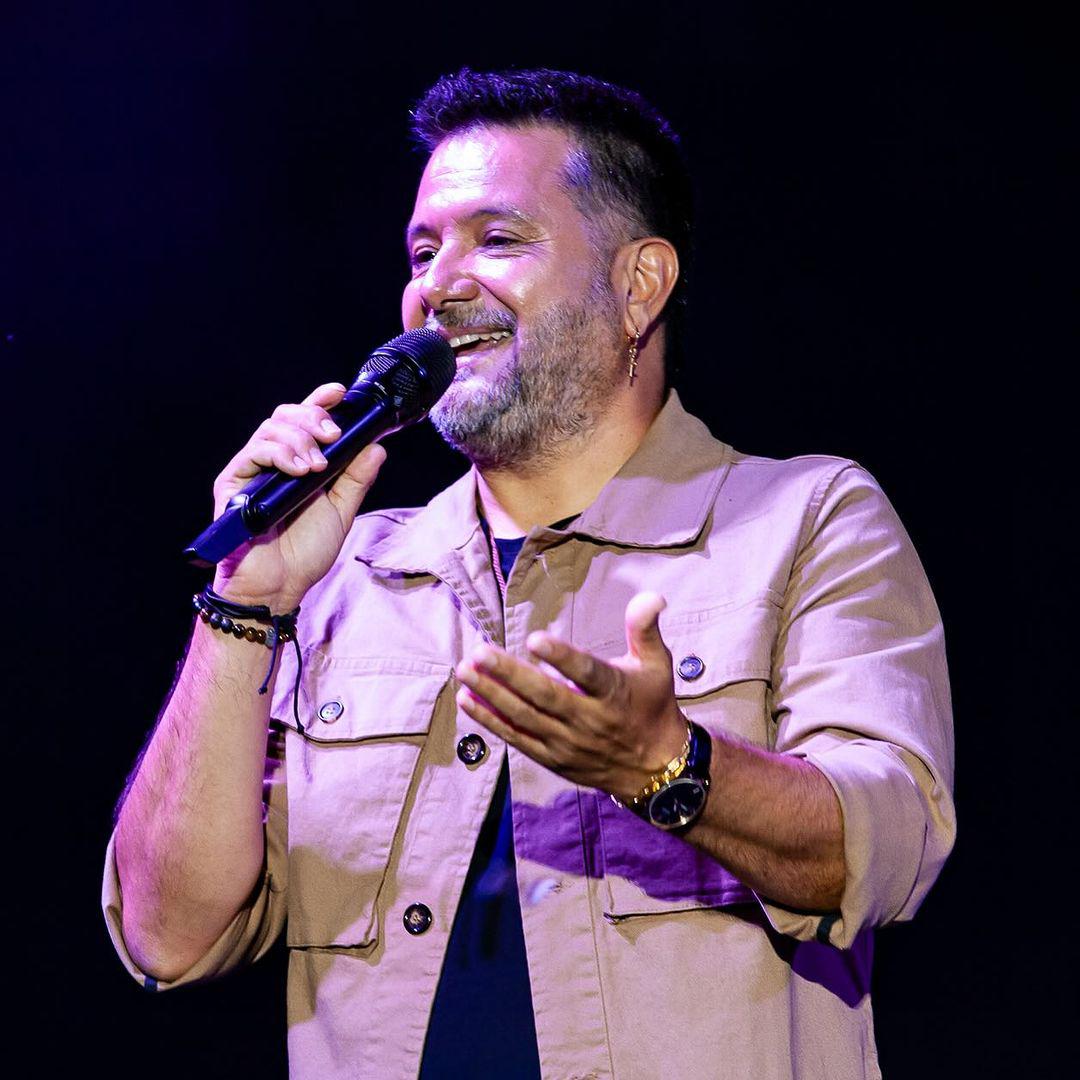 Gracias a todos por sus saludos, bendiciones, buenos deseos y esa energía hermosa que me hacen llegar, le dimos una vueltita más al sol, estoy feliz y agradecido!!! Una vez más gracias por el amor que me b